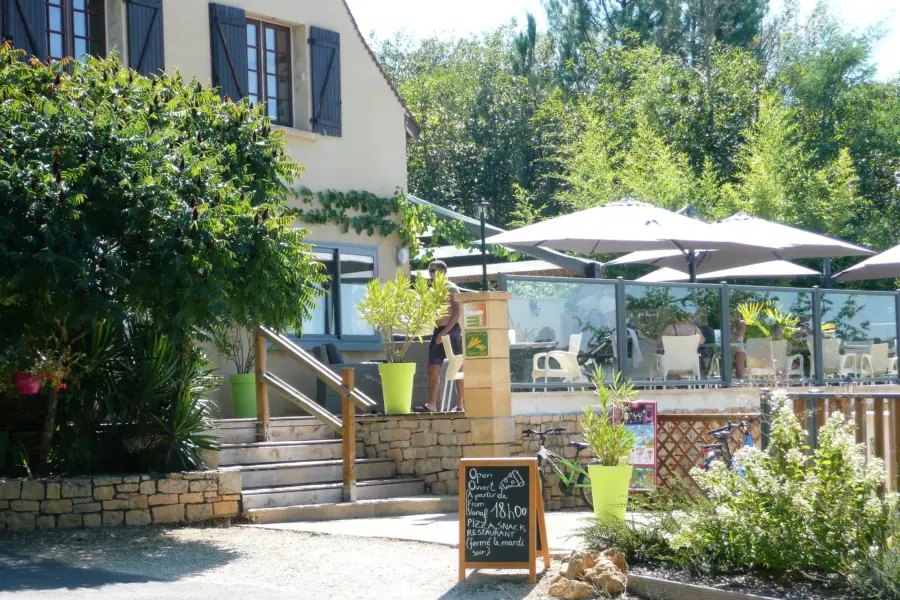Campsite Les Charmes - Saint-André-d'Allas, Dordogne, France